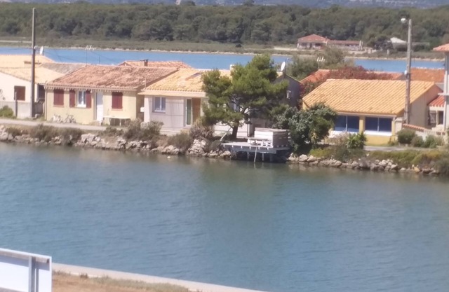 HOUSE with jacuzzi on the canal and facing the sea