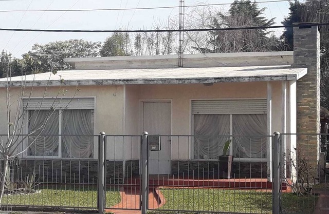 House with park and garage 130 k from Montevideo