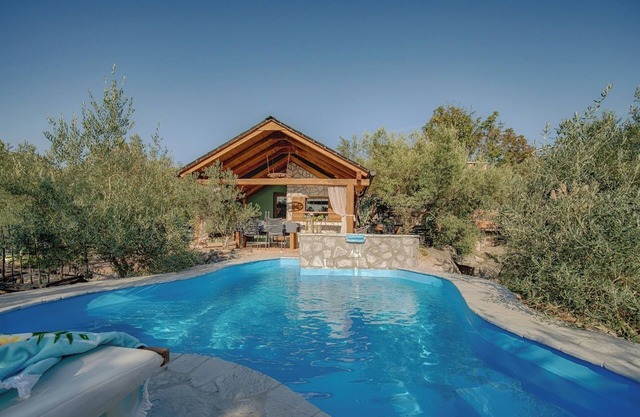 House with pool and whirlpool. directly by the sea - TRAVELER Reiseburo Krk - ID 2137