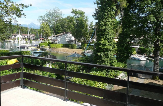 House with private pontoon and mooring ring marina Port Ripaille 6 people