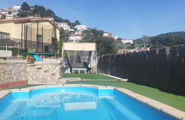 House with private pool, barbecue and free wifi approx. 3 km from the beach