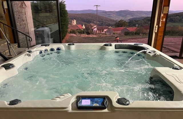 House with private pool with magnificent views of the Clunysois valley.