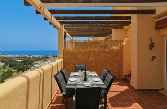House with sea views & hot tub. Walk to beach
