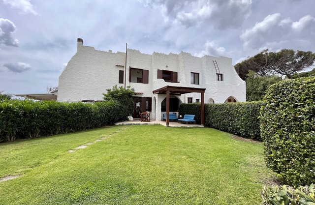 House with sea views just 10 meters away from the beach