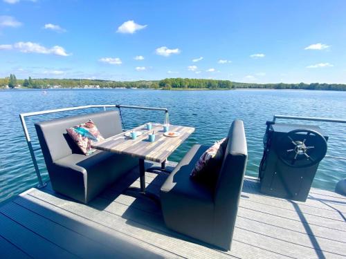 Houseboat Mookerplas with Sauna & Lake View