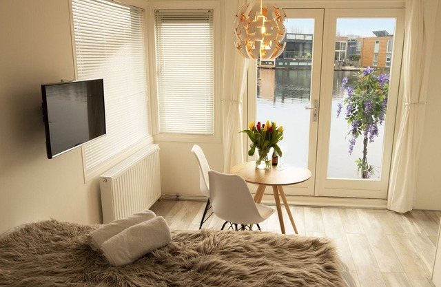 Houseboat - wake up with great view!