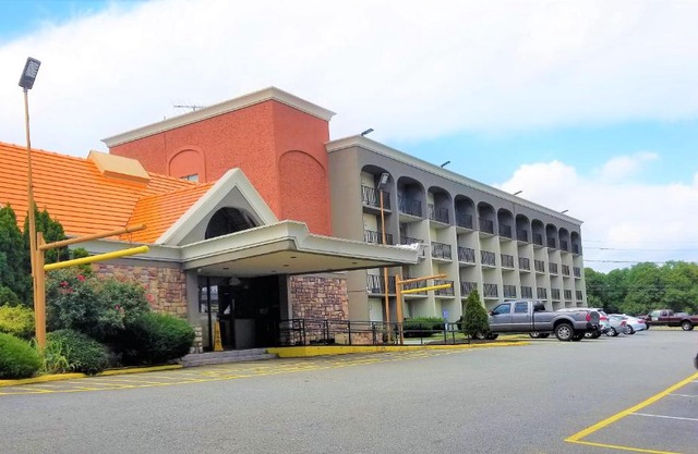 Howard Johnson by Wyndham Clifton NJ