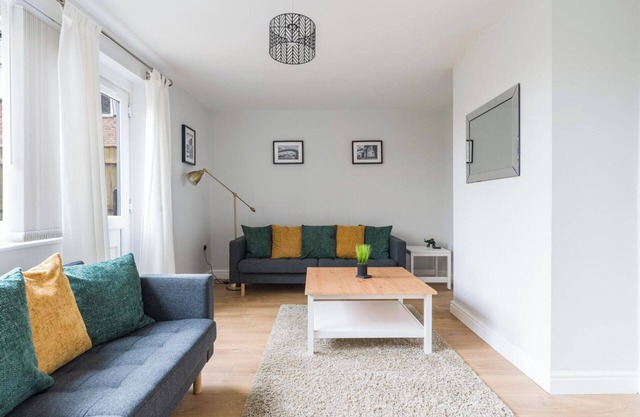 Howick House-Sleeps 5-Pet friendly-Parking-Garden