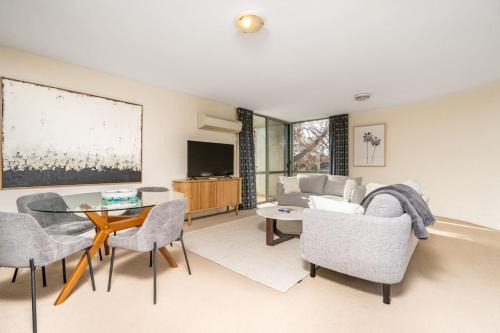 Howitt Place Apt minutes to Parliamentary Triangle - Hosted by Canstay