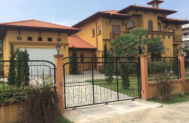 Hua Hin Luxury House/Villa - Minutes To The Beach and Pro Golf Course