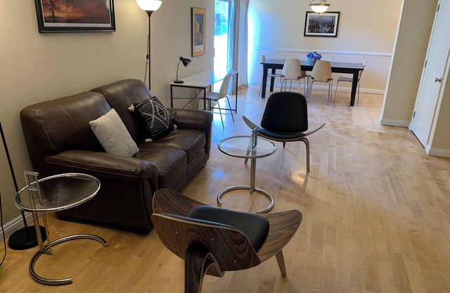 Huge 1600sf, 2 BR 2 Story Penthouse In Prime Sherman Oaks Pets OK!