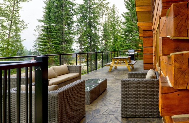 Huge, 2017 built home with 2 Master Bedrooms. Perfect for Large Groups up to 18