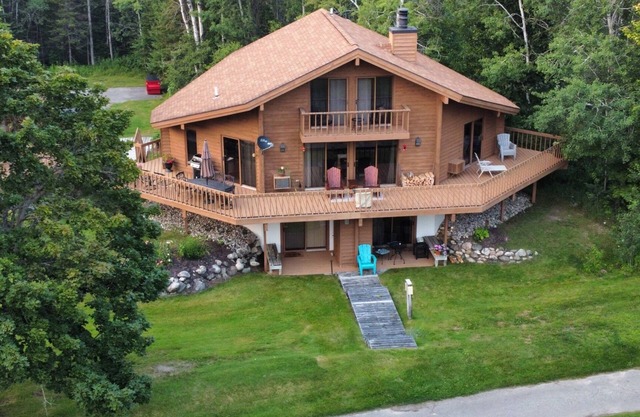 Huge! 2brm KING bed, 2bath sleeps 4 adults only WIFi,Close to Torch Lake, pool
