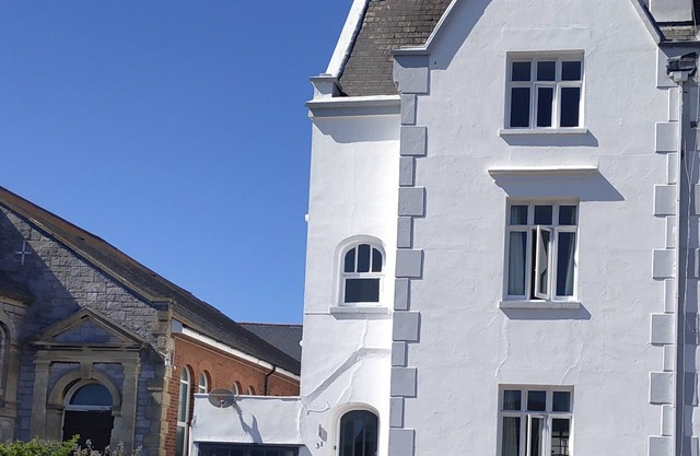 Huge 5 bed Grade II listed home in heart of town great easy parking for 4 cars