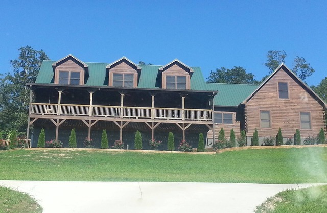 Huge cabin! Sits on a hillside with unprecedented mountain and sunset views.