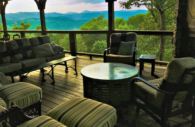 HUGE Decks, Long Range Views, PickleBall, 5 Bedrms, 3 with King Beds, 5.5 Baths