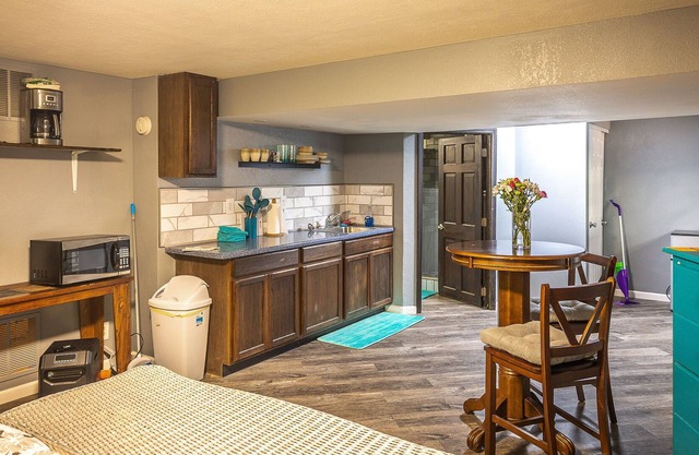 Huge king size suite w/private entrance shower, wifi, kitchen, Long Term avail