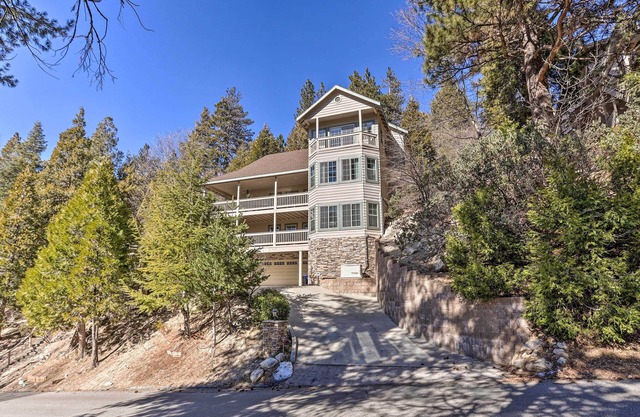 Huge Lake Arrowhead Home w/3 Decks & Grill!