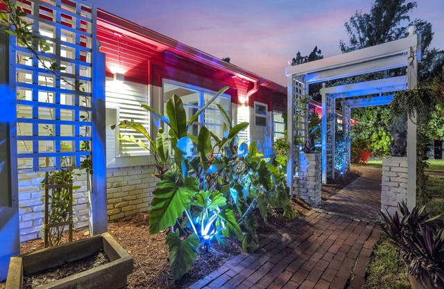 Huge Lake Compound | 7BR Private Suites|Frireplace and Entertainment!