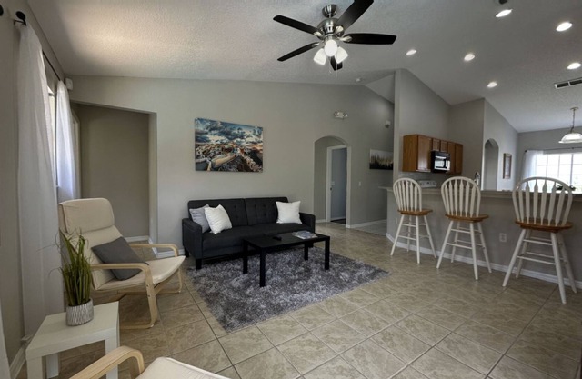 HUGE POOL/LANAI HOUSE-NEAR DISNEY WORLD/THEME PARKS/LAKE/GOLF/SHOPS/WATER PARKS!