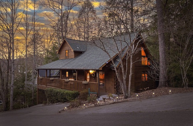 Huge Porch with Swings/Homey, Clean & Well Stocked/New Hot Tub