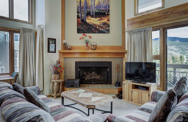 Huge Two Story Condo Overlooking The Snake River/Pool and Hot Tub Access