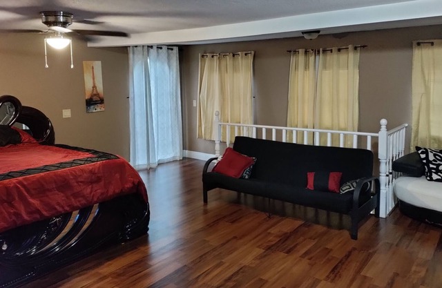 Huge Two Suite on the Lake
