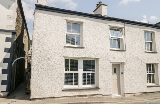 HUGILL COTTAGE, pet friendly, with open fire in Staveley