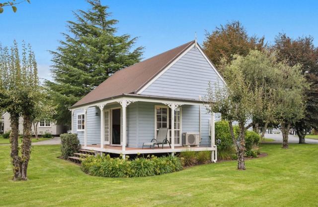 Huka Falls Cottage - Lake Taupo Holiday Home