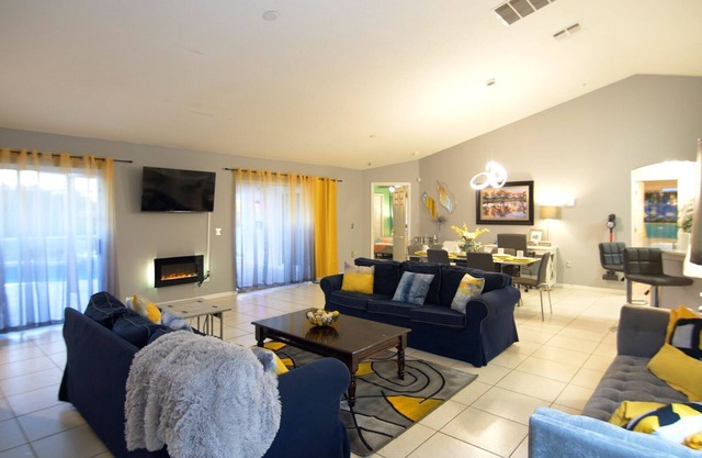 Hummingbird Haven. Come enjoy our slice of Heaven. Free pool heat in May