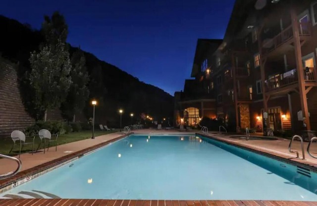 Hunter Mtn Slopeside Ski Resort w HotTub Fireplace Heated Pool Restaurant