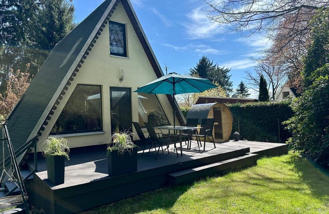 "Hunting lodge" holiday home with communal pool