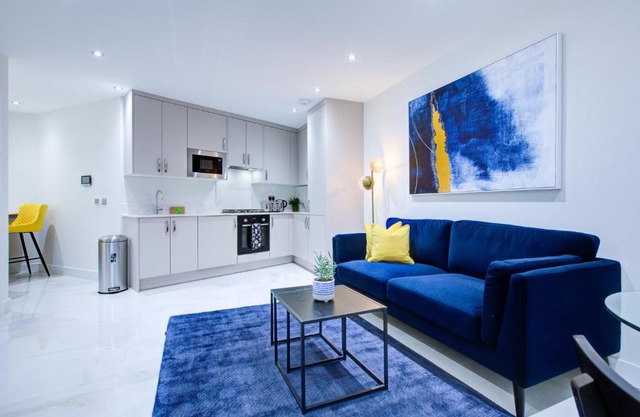 Hybrid Resi - Uxbridge with onsite car parking, near London Heathrow Airport