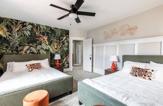 Hyde Park Lodge - Sleeps 18! Amazing home, centrally located, don't lose out!