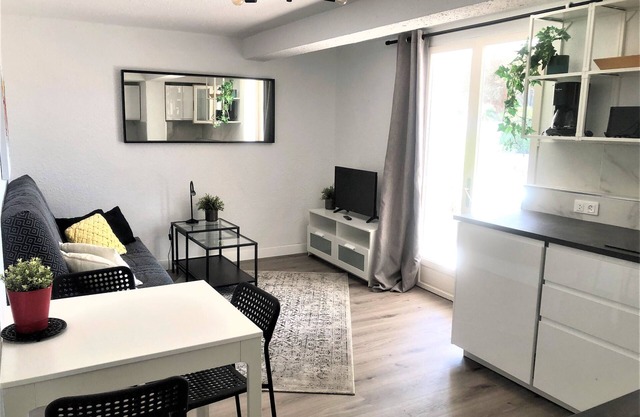 Hyères-Plage, charming F2 in villa, garden, private parking, 150m from beach and port