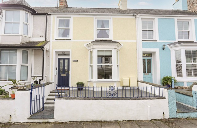 HYFRYDLE, family friendly, country holiday cottage in Borth-Y-Gest