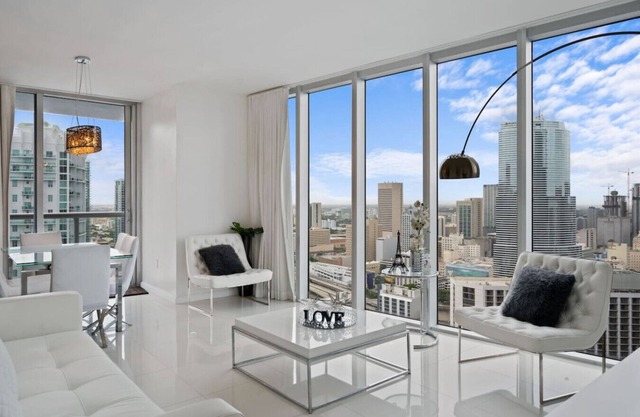 Icon Brickell 2BR Poolside Paradise in the Sky