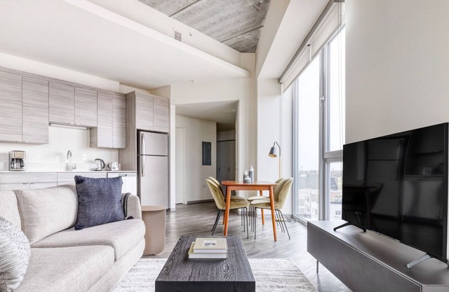 Ideal Bucktown 2 BR w/ Gym, close to shops, by Blueground