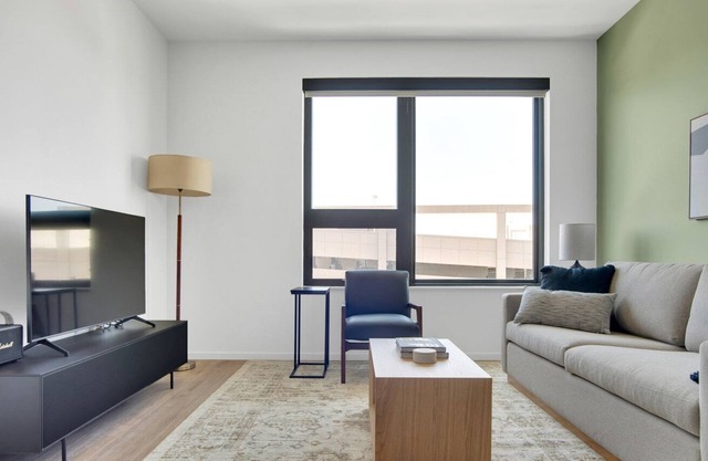 Ideal Congress Park 1BR w/ Gym & Pool, near shops & dining, by Blueground