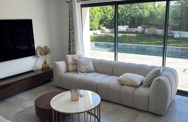 Ideal Holiday Home: 4 Bedrooms, 3 Bathrooms, Steps from the Beach