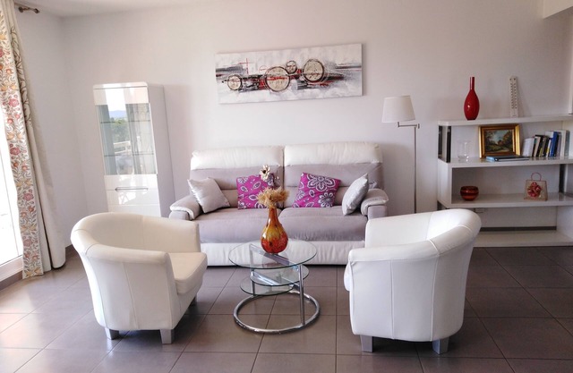 Ideal location for a good visit to the French Riviera from East to West