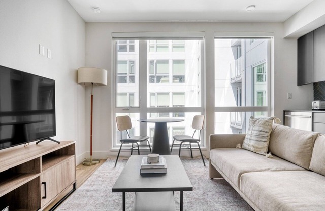 Ideal Oakland Studio w/Gym, Coworking & W/D, walk to BART, by Blueground