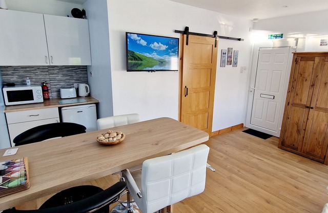 Ideal studio base for groups or families exploring or golfing within the area