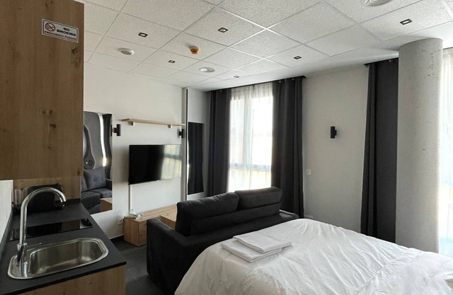 Ideal Studio: Between Madrid, Toledo and Warner Park 4.4