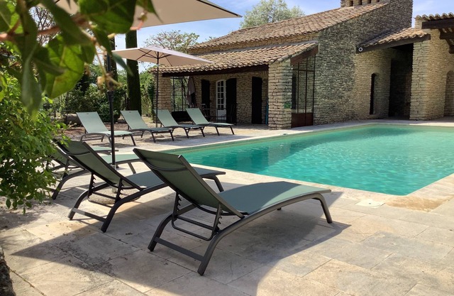 Ideally located apartment with swimming pool, breathtaking view of Gordes, Mont du Lubéron