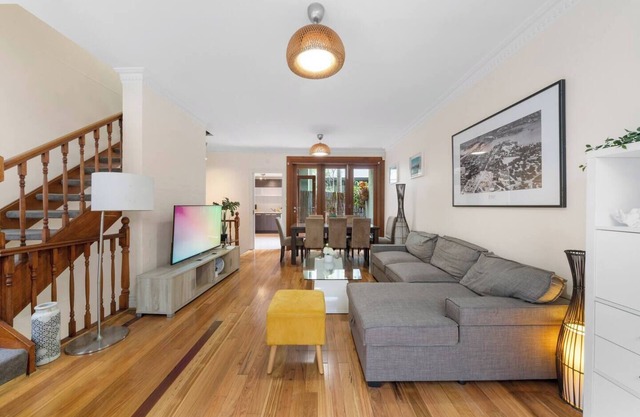 Ideally located 3 BR (Parking)/Central-10 min walk