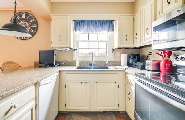 Ideally Located Peoria Townhome: Pets Allowed