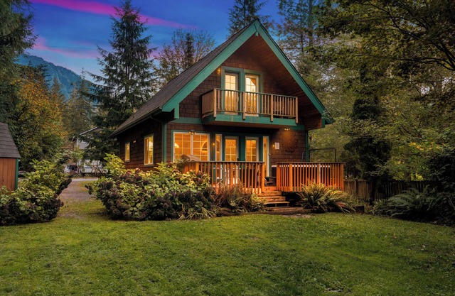 Idlyllic riverfront 2-bed cabin with hot-tub close to Stevens Pass and hiking