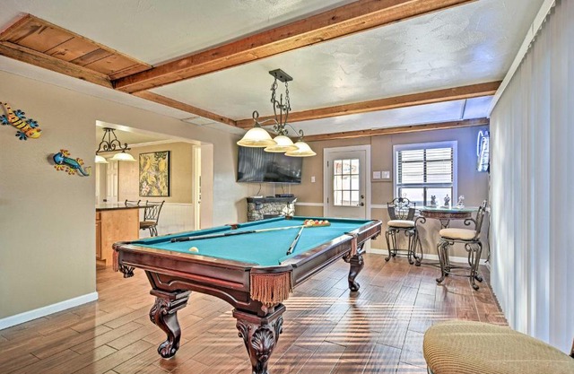 Idyllic Largo Escape with Private Pool and Lanai!