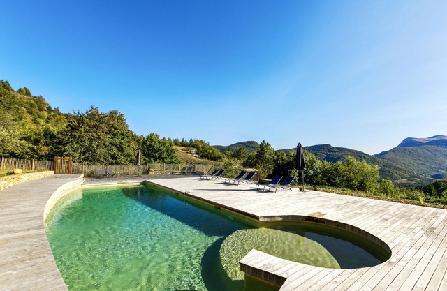 Idyllic setting in the heart of lavender in the mountains for 16-18 people